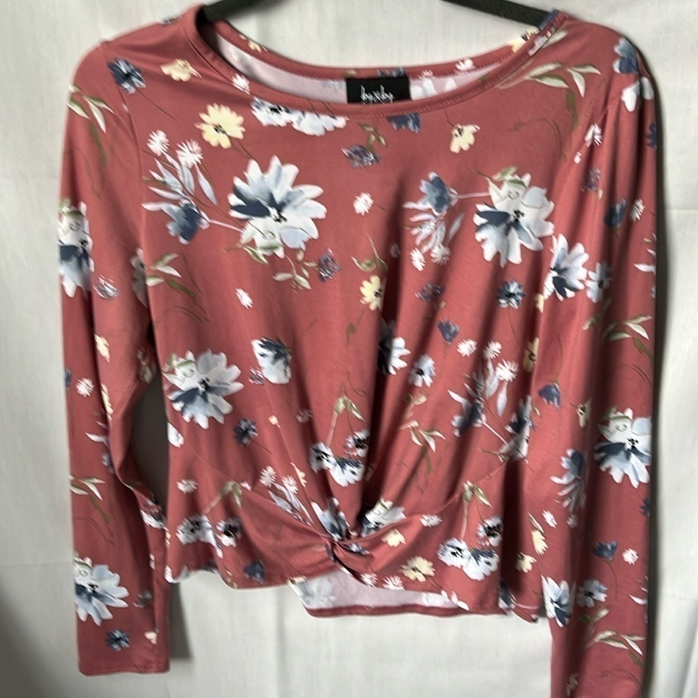 by & by Floral Boho Top Size L Rust Red Hi Low Hem Lillies Daisies